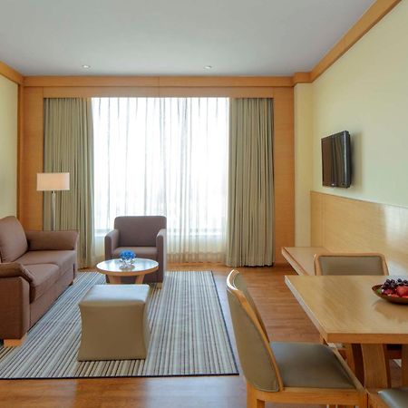 Radisson Blu Hotel New Delhi Dwarka Delhi (National Capital Territory of India) Exterior foto A living room at the Park
