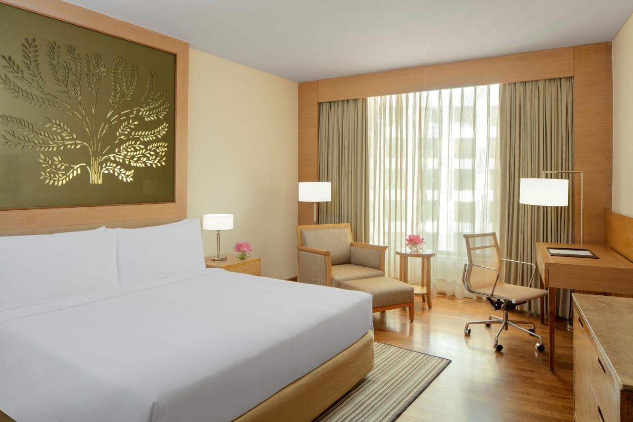 Radisson Blu Hotel New Delhi Dwarka Delhi (National Capital Territory of India) Exterior foto A room at the Taj Bengal