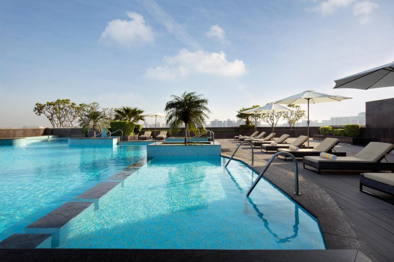 Radisson Blu Hotel New Delhi Dwarka Delhi (National Capital Territory of India) Exterior foto The swimming pool at the hotel