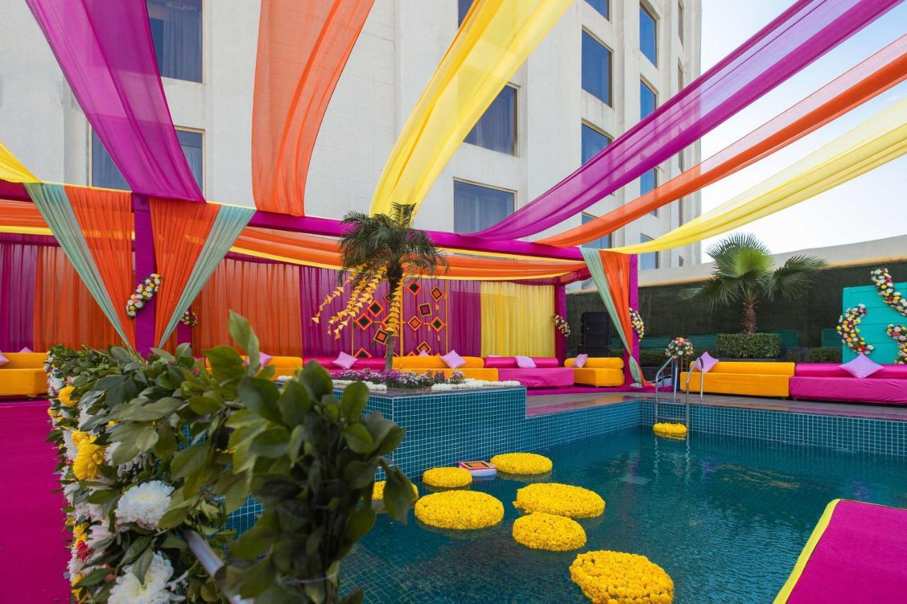 Radisson Blu Hotel New Delhi Dwarka Delhi (National Capital Territory of India) Exterior foto A poolside wedding in India