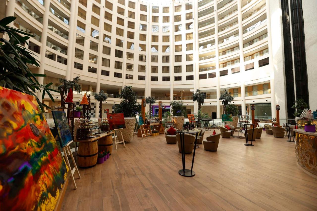 Radisson Blu Hotel New Delhi Dwarka Delhi (National Capital Territory of India) Exterior foto The lobby of the hotel