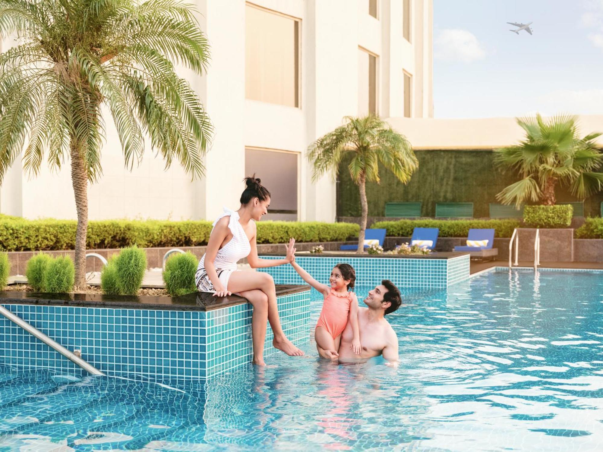 Radisson Blu Hotel New Delhi Dwarka Delhi (National Capital Territory of India) Exterior foto Swimming pool at the hotel