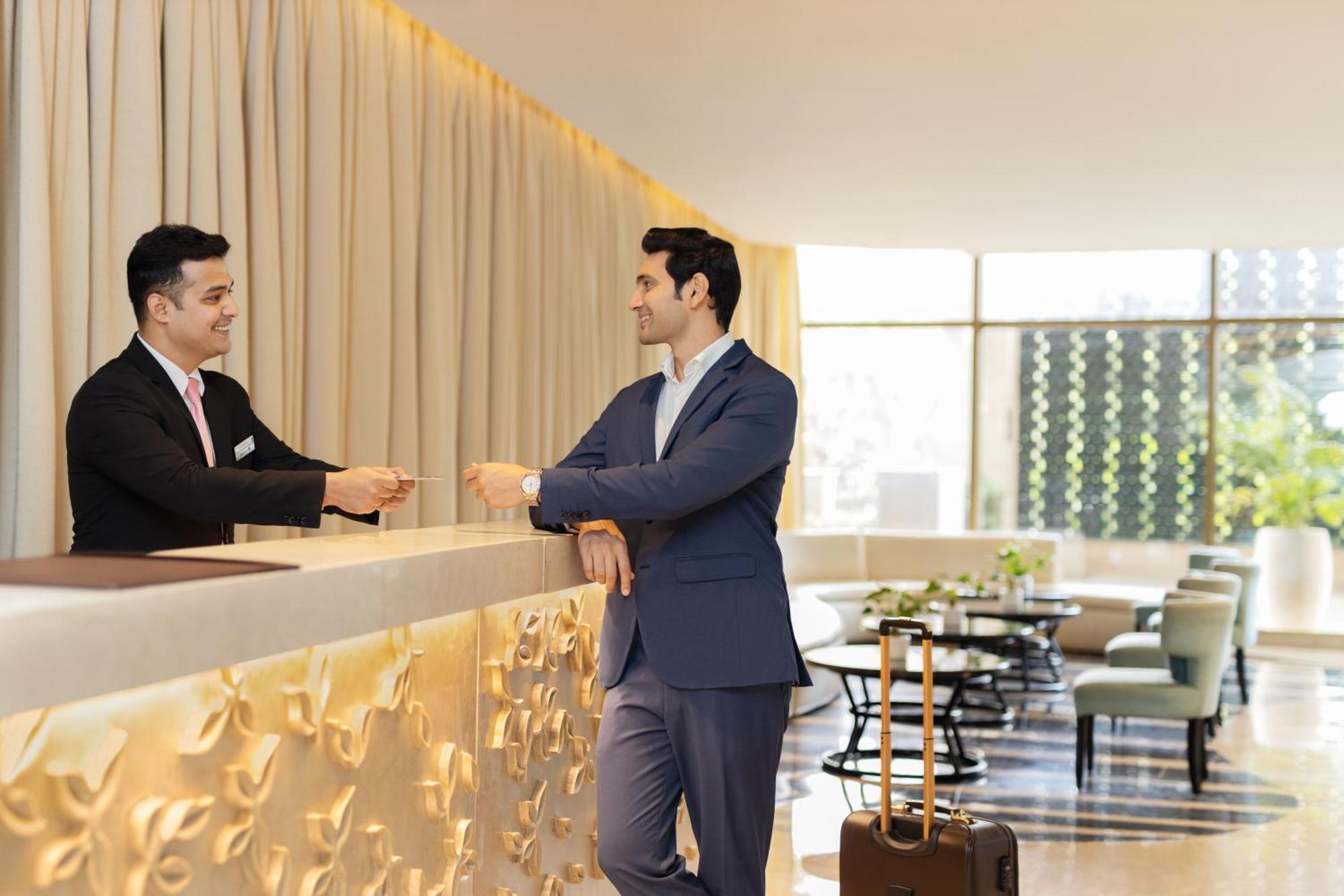 Radisson Blu Hotel New Delhi Dwarka Delhi (National Capital Territory of India) Exterior foto A guest checking in at a hotel