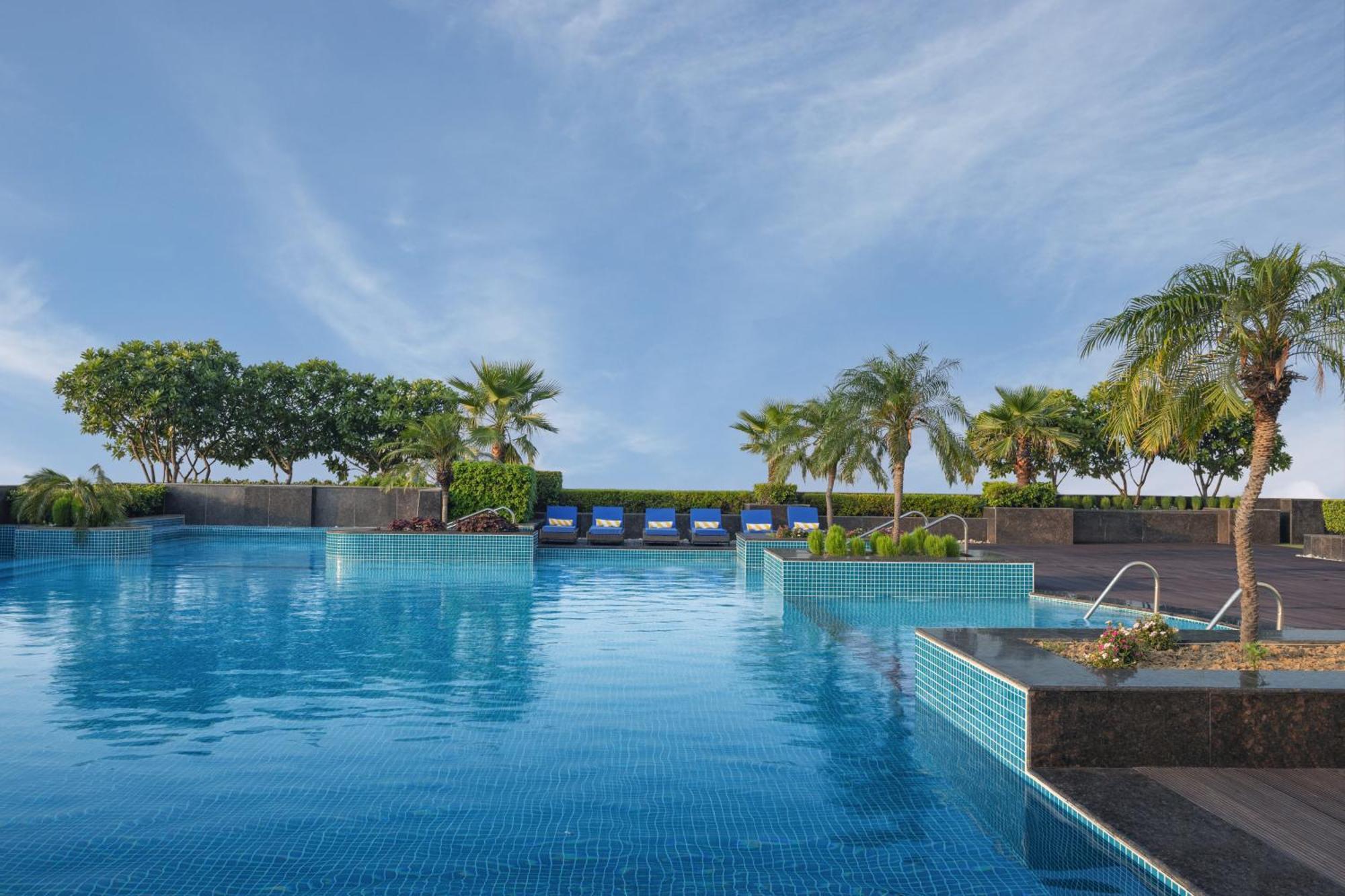Radisson Blu Hotel New Delhi Dwarka Delhi (National Capital Territory of India) Exterior foto The swimming pool at the hotel