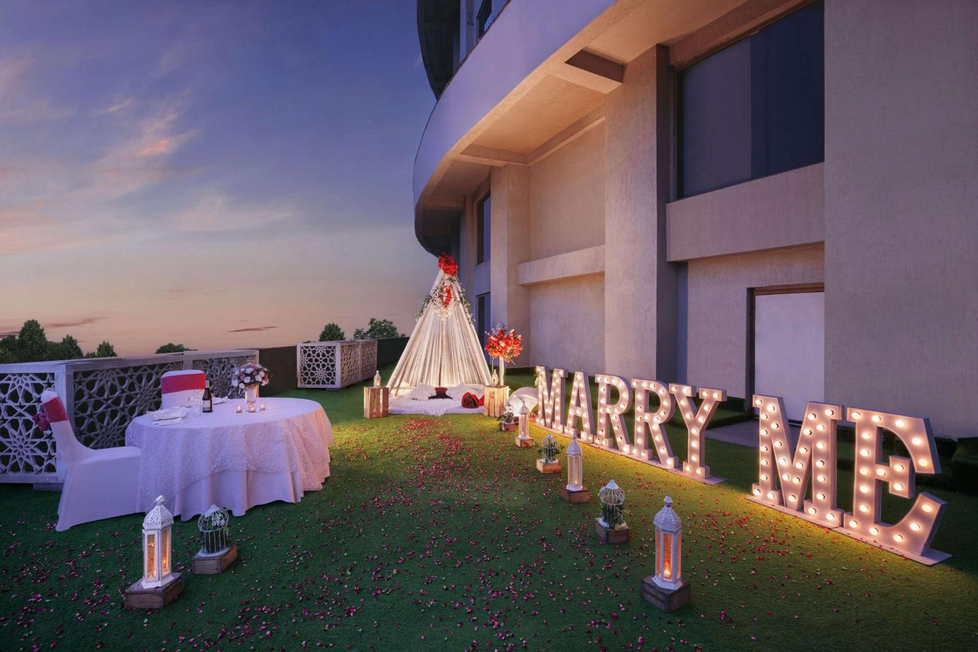 Radisson Blu Hotel New Delhi Dwarka Delhi (National Capital Territory of India) Exterior foto The Sky Garden