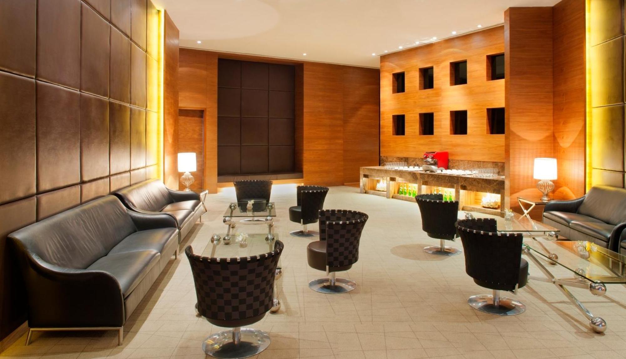 Radisson Blu Hotel New Delhi Dwarka Delhi (National Capital Territory of India) Exterior foto The lounge at the airport